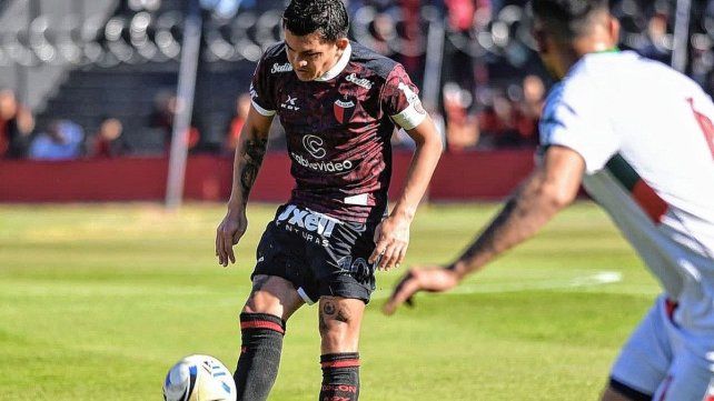 Pasó poco la pelota por Pulga en el primer tiempo de Colón.