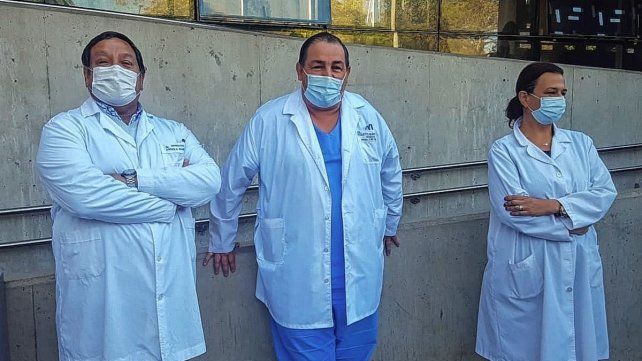 Mariano Arriola, jefe de nefrología y Unidad de Trasplante del hospital Cullen, Juan Pablo Poletti, director del nosocomio y Claudia Favalli. Se refirieron al impacto de la segunda ola de coronavirus. 