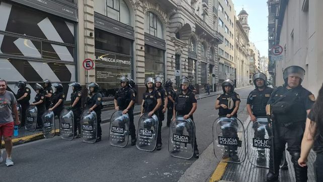 Incidentes y tensión frente al Congreso en el paro general de la CGT contra la reforma laboral Incidentes y tensión frente al Congreso en el paro general de la CGT contra la reforma laboral