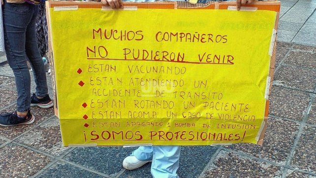 Concentración y marcha de enfermeros hasta Casa de Gobierno 