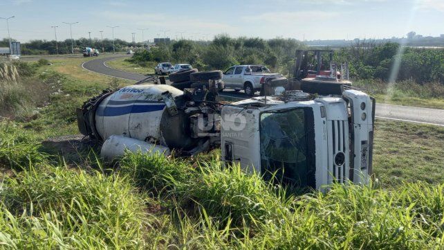 El camión que volcó en el ingreso a la autopista 