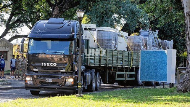 Los dos camiones del Ejército Argentino arribaron este martes por la tarde al Liceo Militar General Manuel Belgrano con el hospital de campaña.