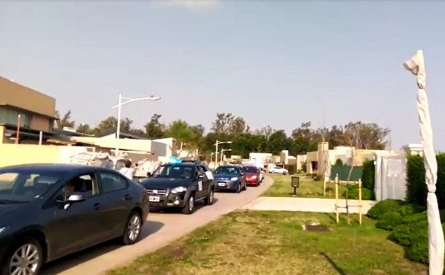 As&iacute; fue la caravana frente a la casa de Ricardo Lorenzetti en Rafaela.&nbsp;