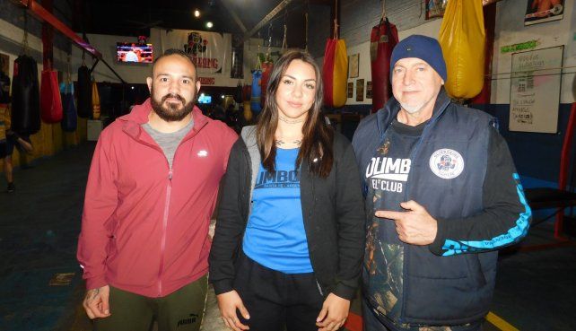 La deportista de nuestra capital junto a sus entrenadores Walter Zóccola y Osvaldo Salami en el Olimboxing.