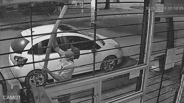 Sobre calle Ituzaing&oacute;. Un delincuente intentando treparse al balc&oacute;n de un edificio y llev&aacute;ndose las luces de un almac&eacute;n de barrio Candioti Sur.