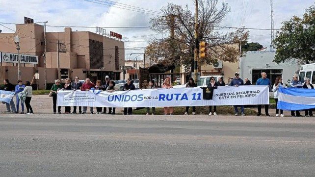 Abrazo simbólico a la Ruta Nacional 11, reclamando por su pésimo estado.
