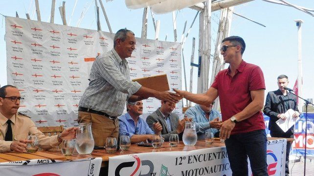 El concejal Paco Garibaldi le entregó al organizador la declaración de interés del Concejo Municipal de la ciudad de Santa Fe.