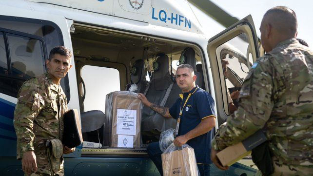 En un operativo especial en Tucumán, tres urnas viajaron en helicóptero para llegar a escuelas de alta montaña.  