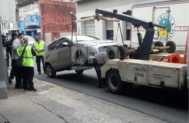 Uno de los tres vehículos detenidos al servicio de Uber por la Municipalidad de Santa Fe.
