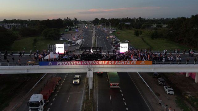El acto, encabezado por el gobernador Maximiliano Pullaro, se realizó en el kilómetro 0. El acto, encabezado por el gobernador Maximiliano Pullaro, se realizó en el kilómetro 0.
