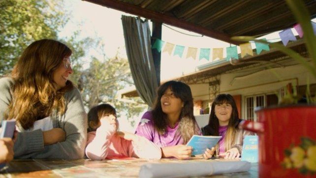 Para llegar a la escuela, Fabiana y su esposo debieron adquirir una embarcación Para llegar a la escuela, Fabiana y su esposo debieron adquirir una embarcación