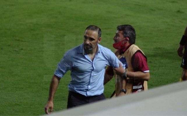 Juan Azconzábal fue expulsado y por eso el que habló en la conferencia de Unión fue su ayudante, Ariel Zapata. UNO Santa Fe / José Busiemi