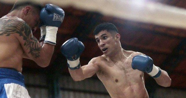 El santafesino Diego el Zurdo Borda de Colón (derecha) venció por puntos en fallo unánime al neuquino Huanque.