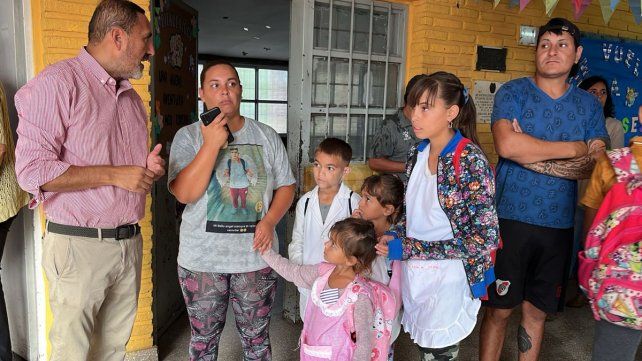 Diego Cardozo, director de la escuela dialogando con los padres de algunos alumnos