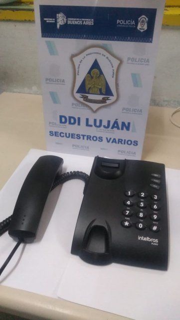 El teléfono que encontraron en la celda del jefe de la banda de Los Monos. Foto vía Twitter: @RodrigoMiro76