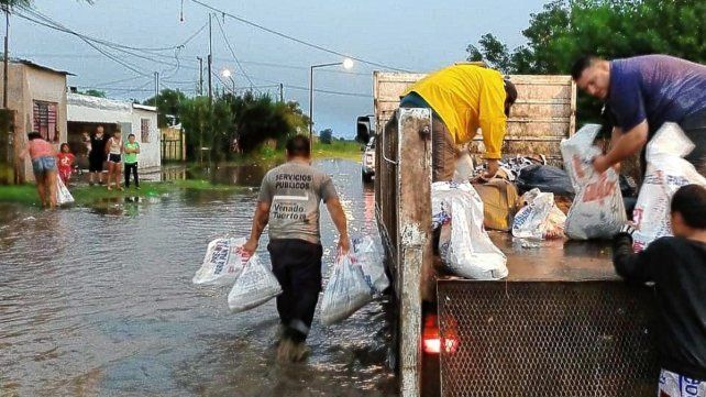 El temporal de agua y viento que desembarcó este jueves en el sur de la provincia provocó severas inundaciones en Venado Tuerto