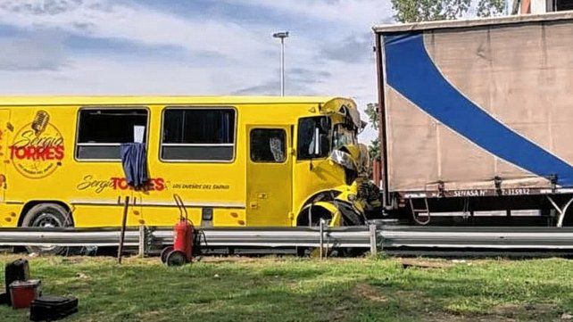 El colectivo de la banda de Sergio Torres tras el choque sufrido a la altura del peaje Zárate - Brazo Largo.