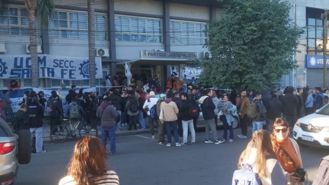 La militancia peronista de Santa Fe se concentró frente a la sede del PJ en apoyo a Cristina Fernández