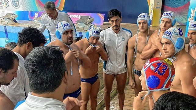 El santafesino Eduardo Bonomo, con el número 8 en el gorro, integra el plantel de los Yacarés que consiguió vencer a Brasil por 10 a 8.