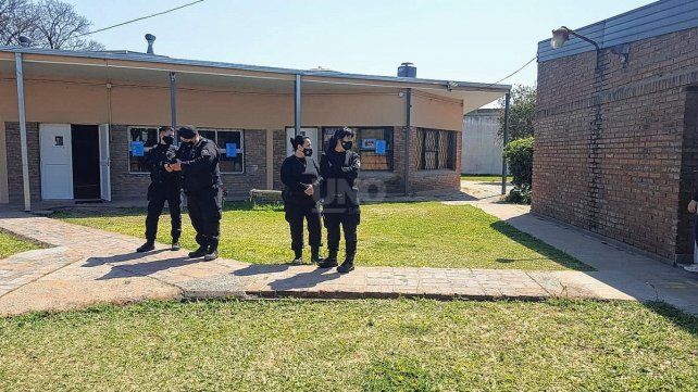 Un grupo de padres se manifestó frente al jardín Ceferino Namuncurá tras la denuncia de posibles abusos por parte de un profesor de la institución