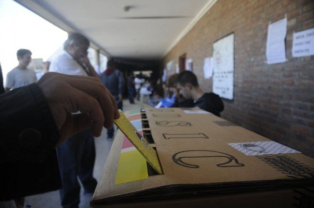 El secretario Electoral de Santa Fe señaló que nación evalúa la posibilidad que los mayores de 60 tengan una franja horaria con prioridad para votar.