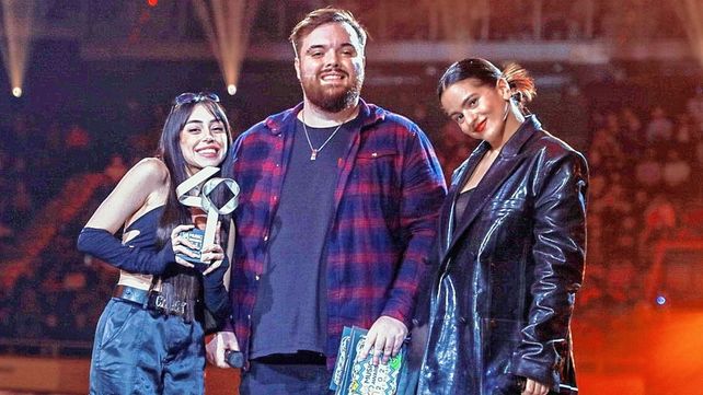 Nicki Nicole confirm&oacute; su gran presente y su &eacute;xito por tierras ib&eacute;ricas con un premio que recogi&oacute; de manos de Rosal&iacute;a y del streamer vasco Ibai Llanos, en la gala llevada a cabo en el Velodrom Illes Balears