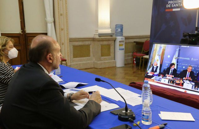 El gobernador, Omar Perotti junto a la ministra de Salud, Sonia Martorano