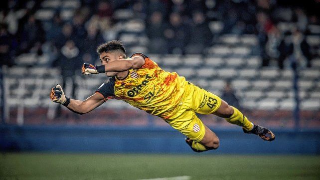 Santiago Mele se pone los guantes para atajar en Unión y cuando se los saca, regala mucha frescura y actos de grandeza.