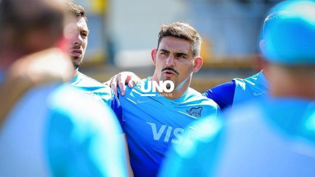 El capitán y tercera línea Pablo Matera hablando con sus jugadores, ya enfocados en Australia.