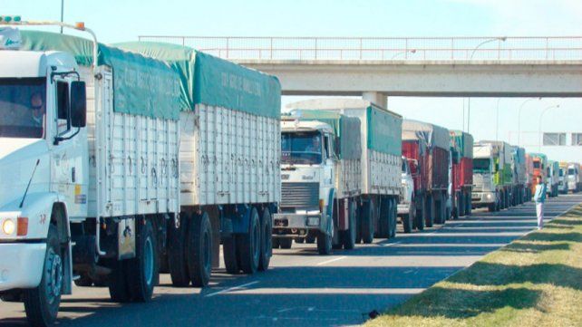Se espera que más de 2 millones de camiones viajen hacia los puertos del sur de Santa Fe. Se espera que más de 2 millones de camiones viajen hacia los puertos del sur de Santa Fe. 