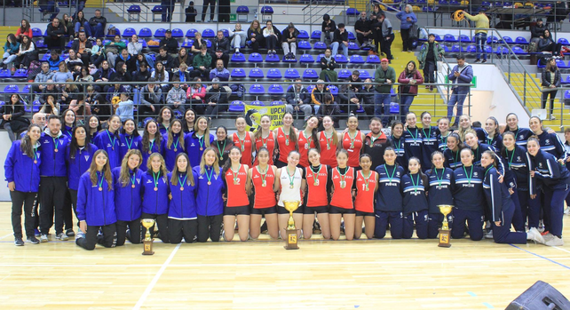 El representativo de Santa Fe (izquierda) finalizó en la tercera posición en el Nacional Sub 18. El representativo de Santa Fe (izquierda) finalizó en la tercera posición en el Nacional Sub 18.