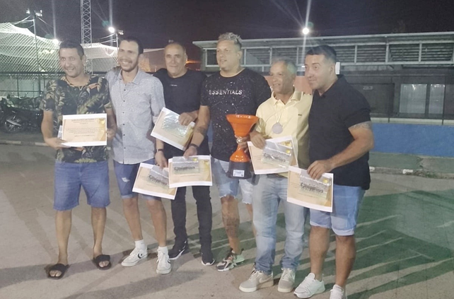 Merecido reconocimiento para el cuerpo técnico de Las Flores que logró el ascenso en Liga Santafesina.