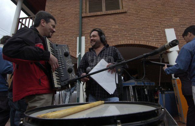 Leo Mattioli compartiendo en 2006 uno de sus ensayos junto a UNO Santa Fe. Preparando sus canciones de cumbia.