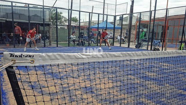 Al mismo ritmo que a nivel mundial, en Santa Fe, el pádel crece a pasos de gigantes con la construcción de canchas nuevas y cada vez más jugadores que practican el deporte. 