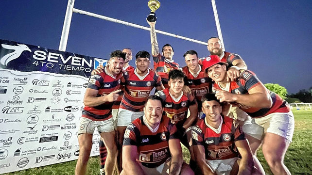 El capit&aacute;n del elenco Cangrejo, Diego Garc&iacute;a, el trofeo conseguido en la ciudad de Bell Ville.