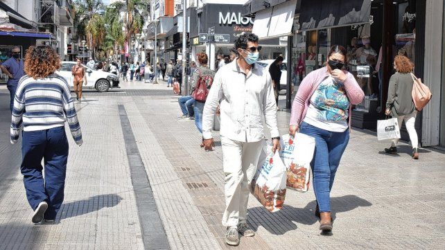El horario corrido ya es una realidad en la peatonal santafesina y busca sumar a más comerciantes. 