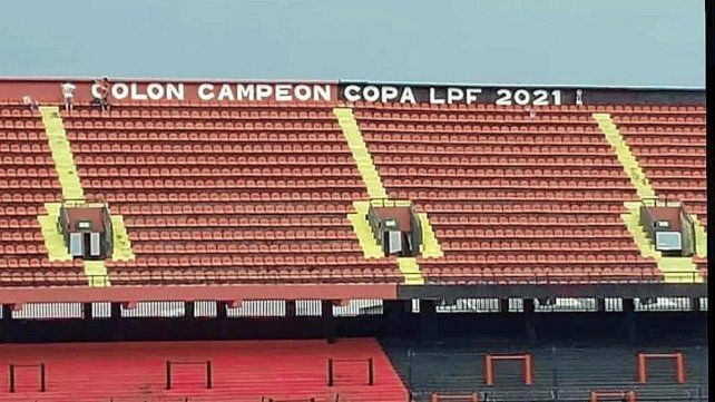 El estadio Brigadier López presenta en su interior la inscripción que acredita el primer título de Colón. 
