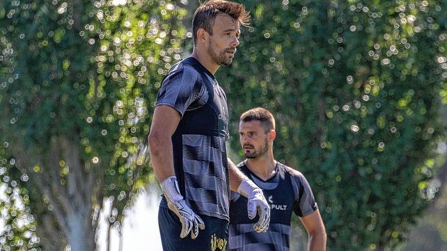 Leonardo Burián habló de su continuidad, ya que tiene una cláusula de rescindir su contrato. Foto: prensa Colón.