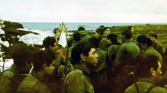 La Virgen llegó a las islas por el entonces capellán mayor de la Fuerza Aérea Argentina, monseñor Roque Manuel Puyelli, el viernes santo del 9 de abril de 1982