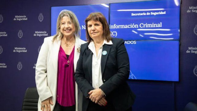 Patricia Bullrich junto a la nueva ministra de Seguridad, Alejandra Monteoliva.
