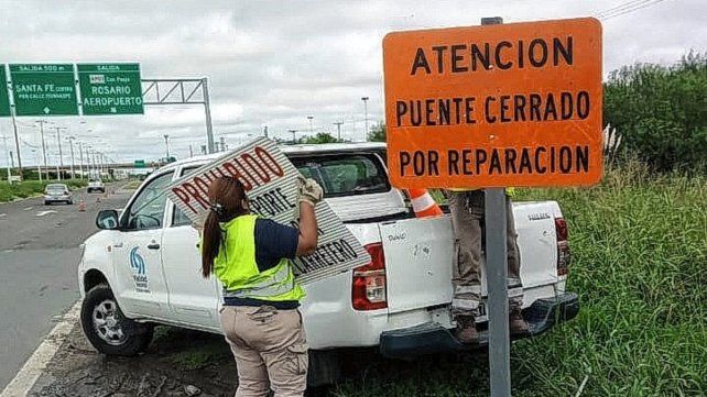 Carteles colocados sobre la autopista Santa Fe - Rosario en el marco del operativo de tránsito.
