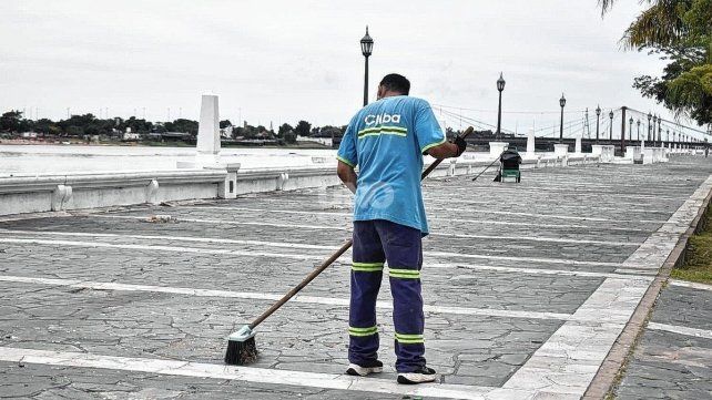 Operativos de limpieza en la Costanera santafesina por los festejos de Año Nuevo Operativos de limpieza en la Costanera santafesina por los festejos de Año Nuevo