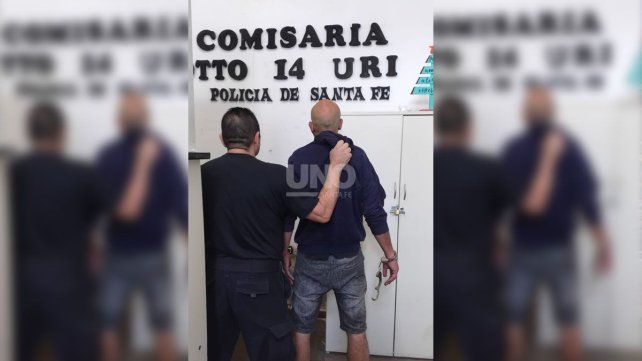 El hombre que fue detenido por los vecinos y entregado luego a la policía El hombre que fue detenido por los vecinos y entregado luego a la policía