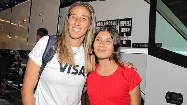El seleccionado argentino femenino fueron recibidas por las fan&aacute;ticas en Santiago del Estero.