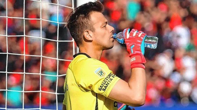 Vélez habría cerrado la llegada de Leonardo Burián, que ejecutaría su cláusula de rescisión.