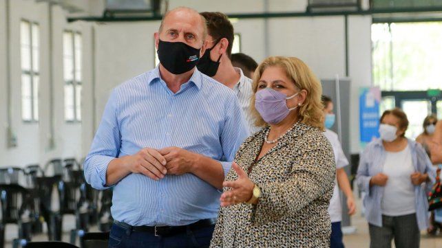 La ministra de Salud de la provincia, Sonia Martorano junto al gobernador Omar Perotti, en la recorrida en uno de los vacunatorios dispuestos en Santa Fe 