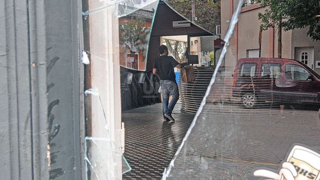 Vidrieras rotas por la inseguridad en distintos comercios 