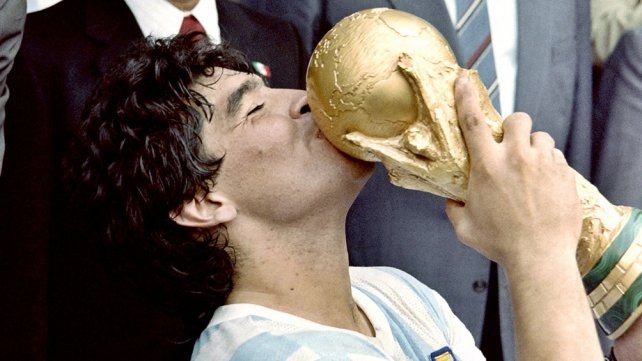 Diego Maradona, besando la Copa del Mundo. Para Nery Pumpido es especial este nuevo aniversario por la ausencia f&iacute;sica del Diez.