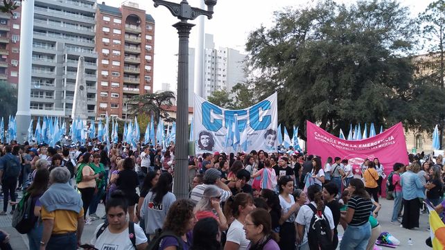 Cientos de manifestantes se congregaron en Plaza de Mayo en un nuevo aniversario de "Ni Una Menos"