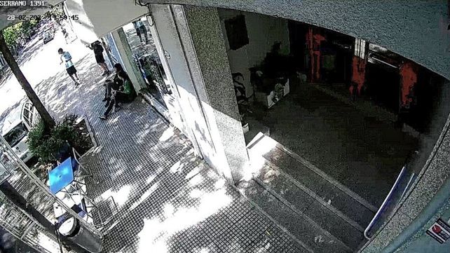Momento en que se estaba produciendo la violación grupal tomada por una cámara de la calle en Palermo